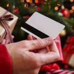 salariée recevant une carte-cadeau de Noël de la part de l'entreprise