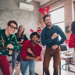 équipe de collaborateurs effectuant une danse comme animation de Noël