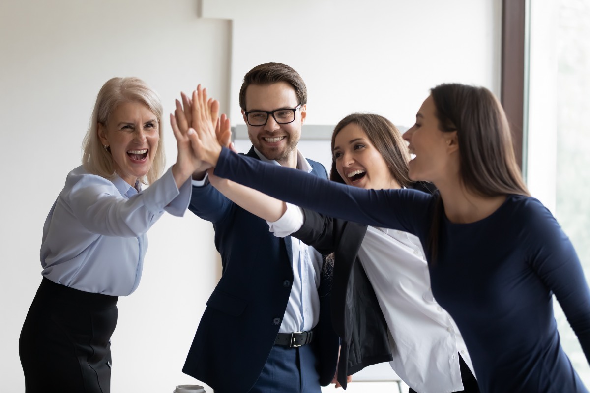 Des collègues jeunes adultes heureux et fidèles s'applaudissent mutuellement