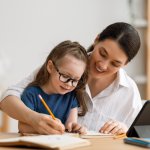 femme aidant sa fille à faire ses devoirs