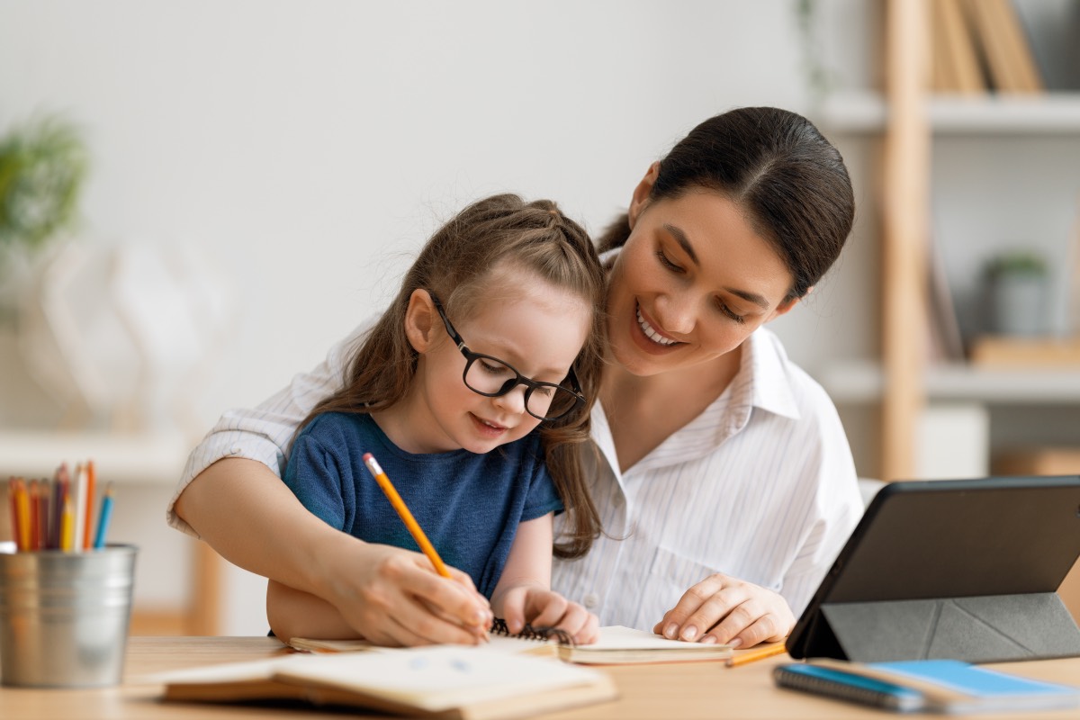 femme aidant sa fille à faire ses devoirs